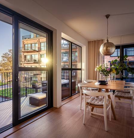 HemstÃ¤dning Stockholm - Professionell stÃ¤dning av matsal med balkong i modernt hem