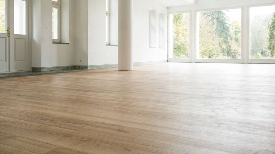 FlyttstÃ¤dning Stockholm - Professionell stÃ¤dning av tom lÃ¤genhet med rena golv och fÃ¶nster