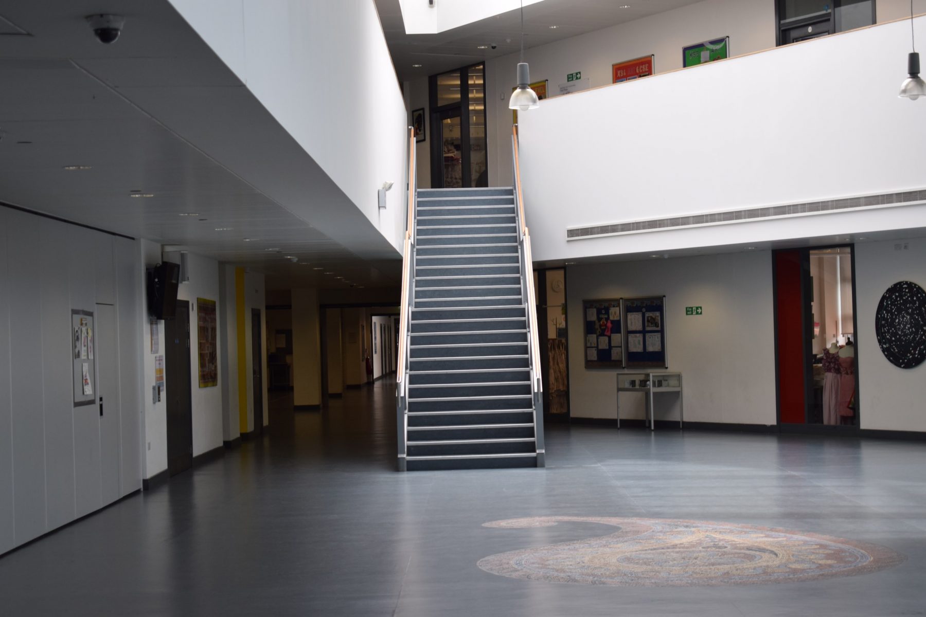 KontorsstÃ¤dning Stockholm - Modern kontorsentrÃ© med trappa och professionell stÃ¤dning