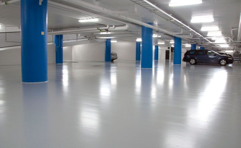 FlyttstÃ¤dning Stockholm - Rent parkeringsgarage med blÃ¥ pelare