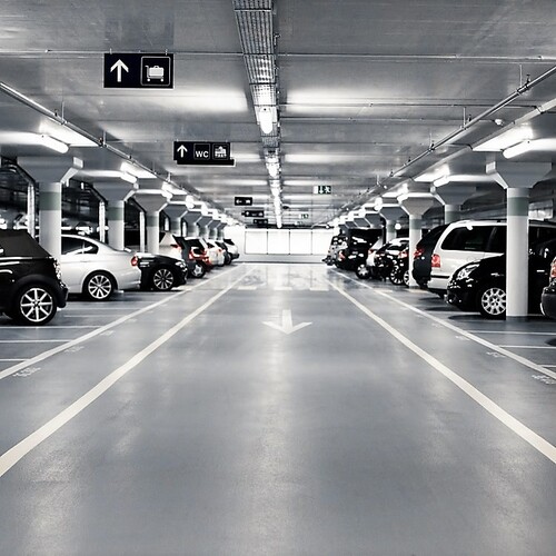 FlyttstÃ¤dning Stockholm - Parkeringsgarage med bilar som stÃ¤das