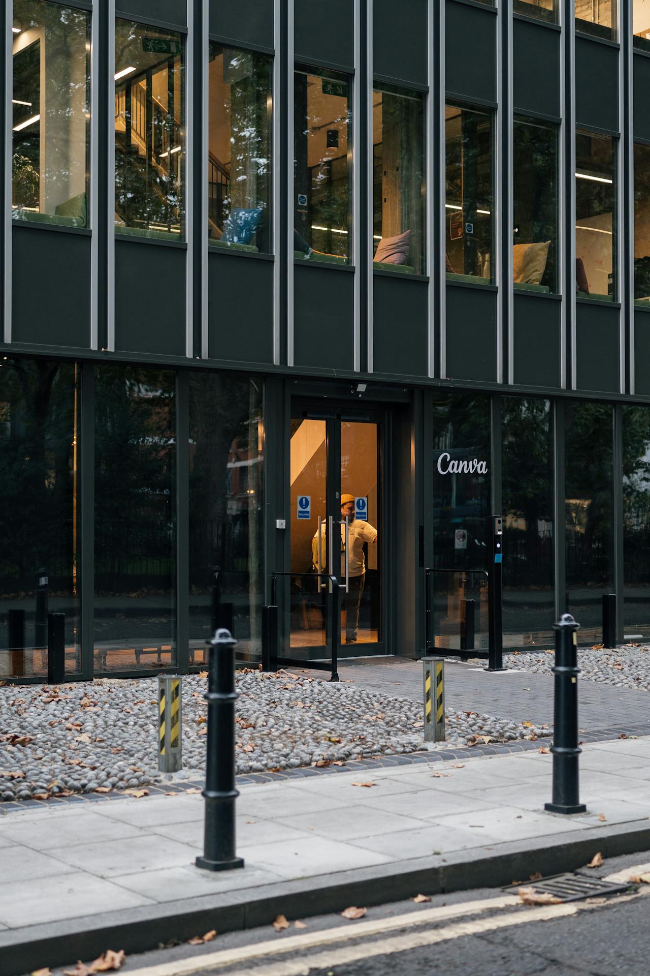 FÃ¶nsterputs Stockholm - Professionell putsning av stora glasfÃ¶nster och butiksfasader