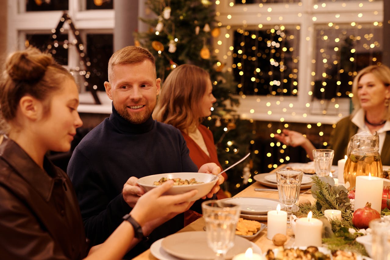 HemstÃ¤dning Stockholm - Familj firar jul i rent och vÃ¤lstÃ¤dat hem med julgran